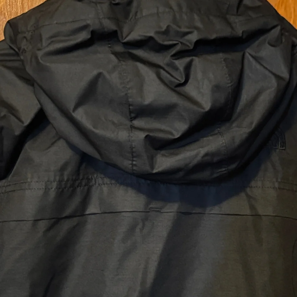 The North Face Boys Black Hooded Puffer Jacket. Size XS/6